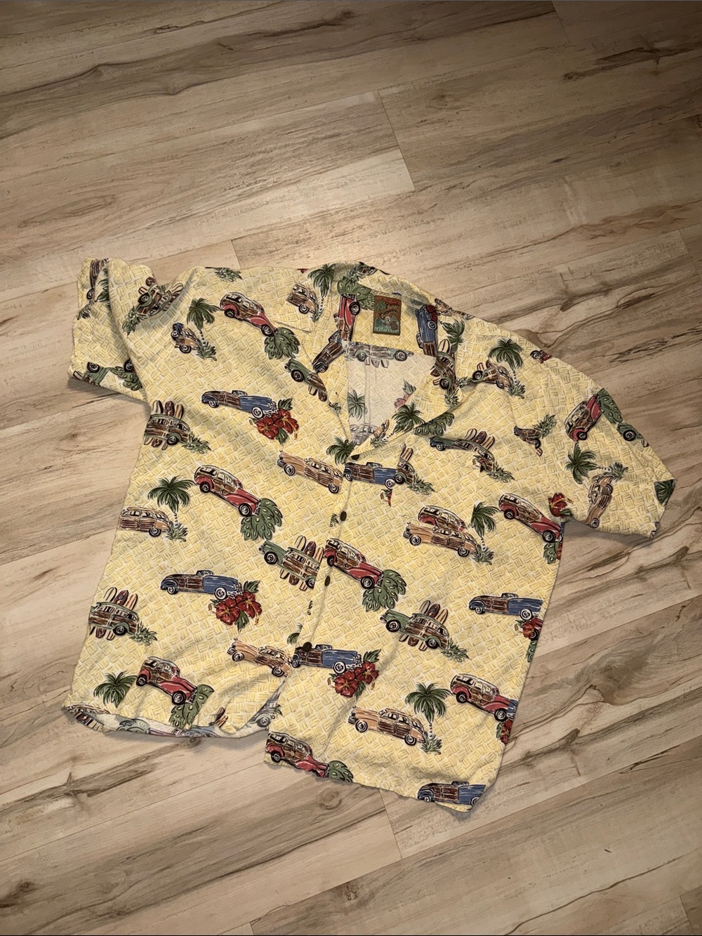 Casual Yellow Short-Sleeve Button-Down Shirt with Vintage Car Print